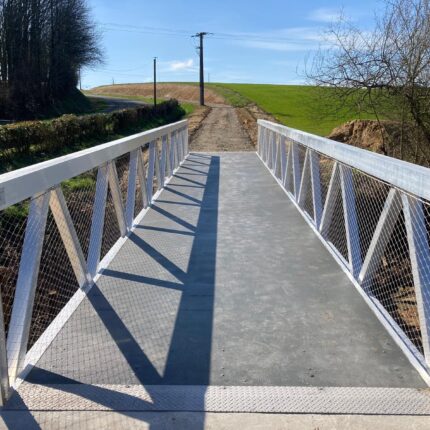 Platelage en lames alvéolées aluminium avec résine antidérapante (passerelle 1)