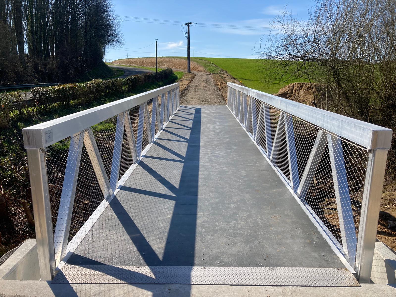 Platelage en lames alvéolées aluminium avec résine antidérapante (passerelle 1)