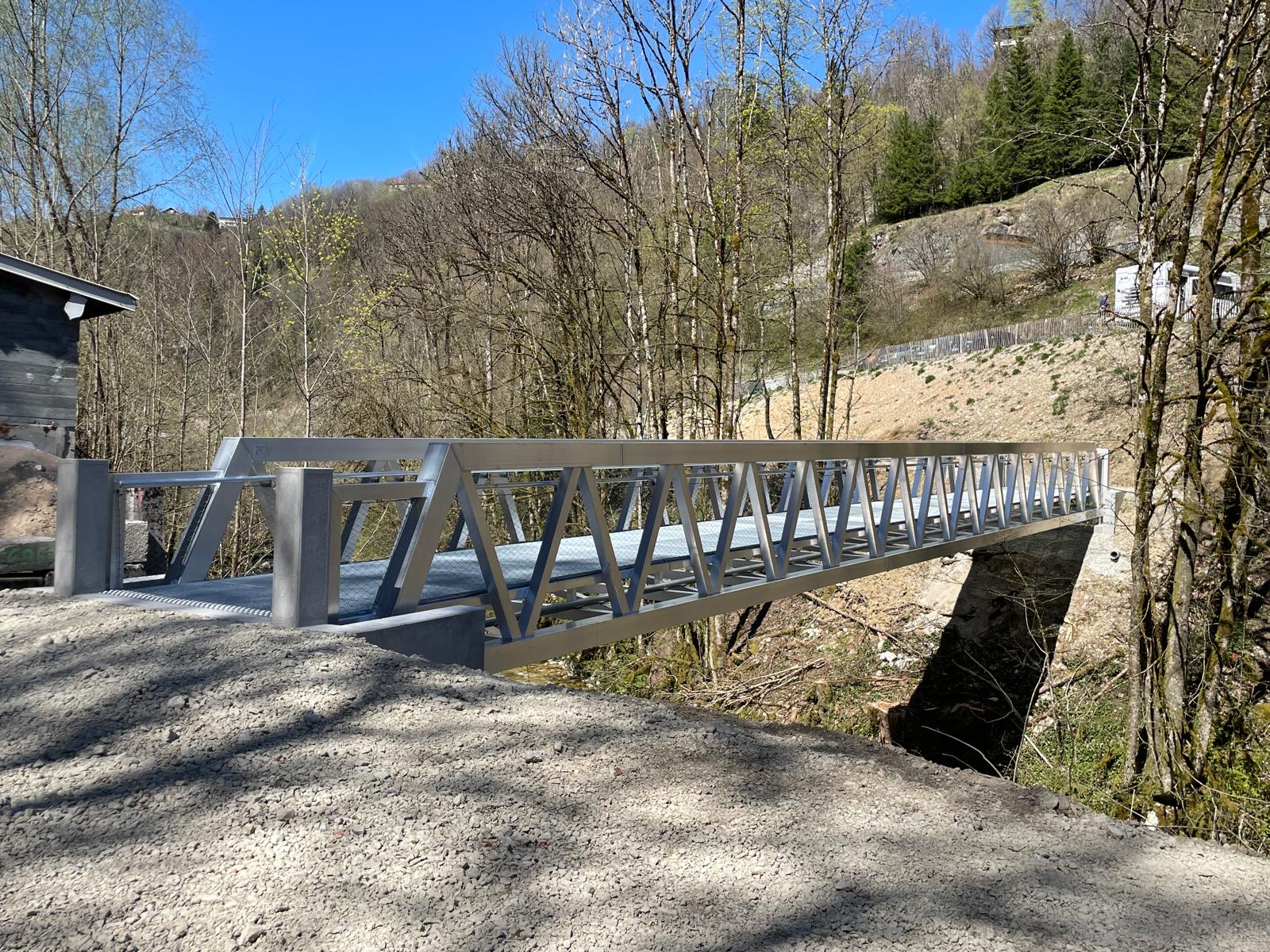 Garde-corps avec remplissage par filet inox maille 60 mm x 104 mm