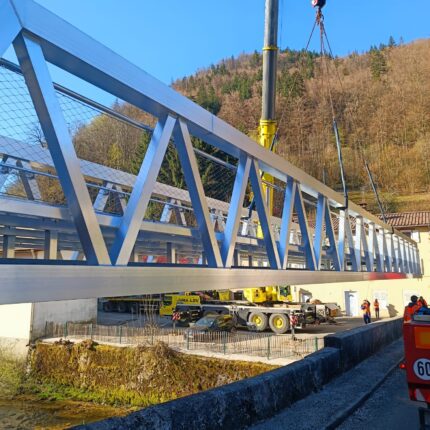 Grutage de la passerelle