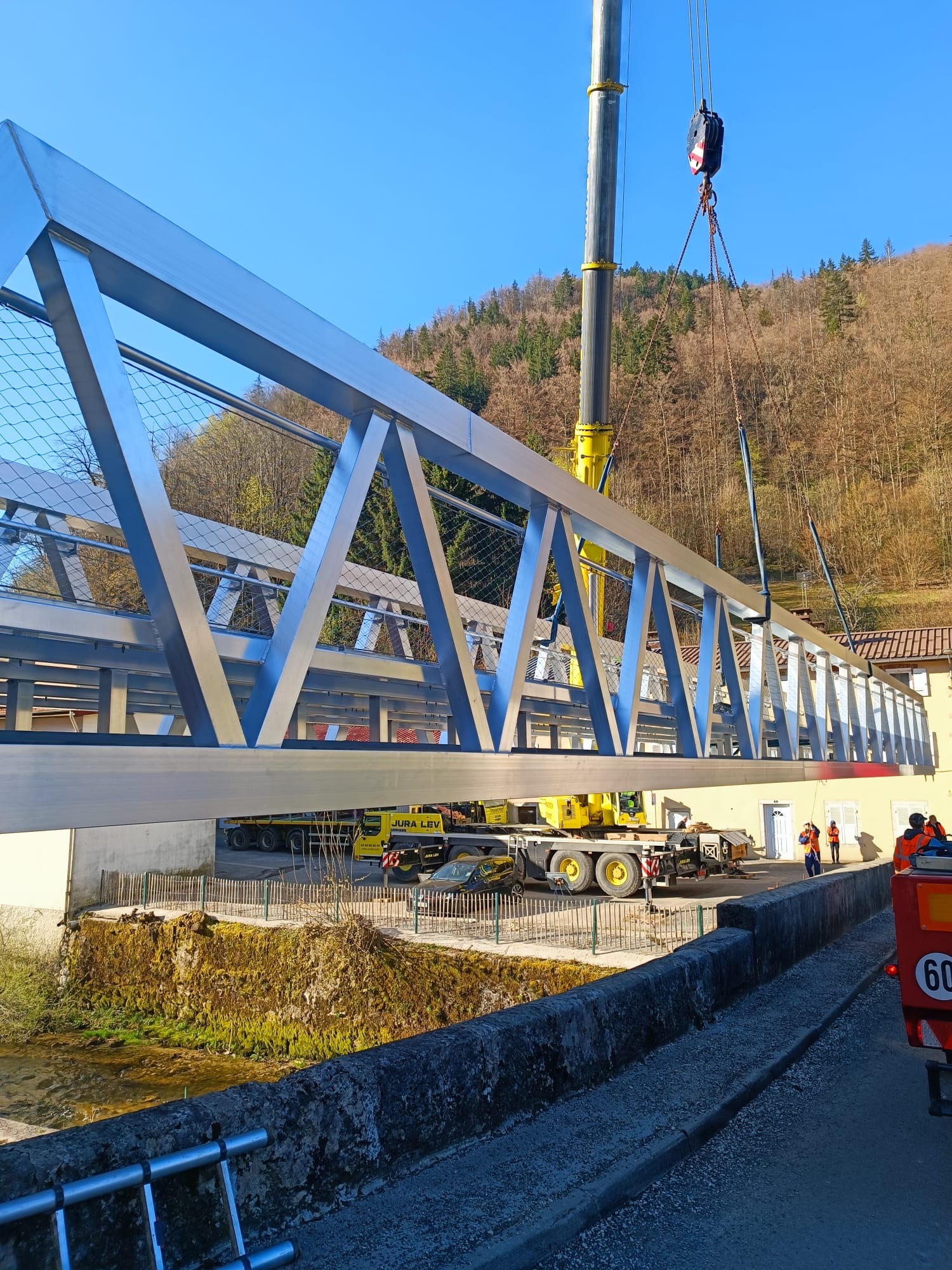 Grutage de la passerelle