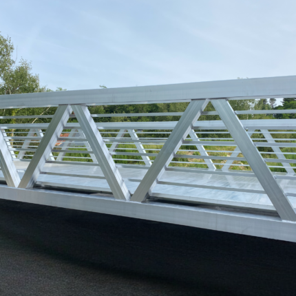 Garde-corps avec remplissage par barreaudage horizontal