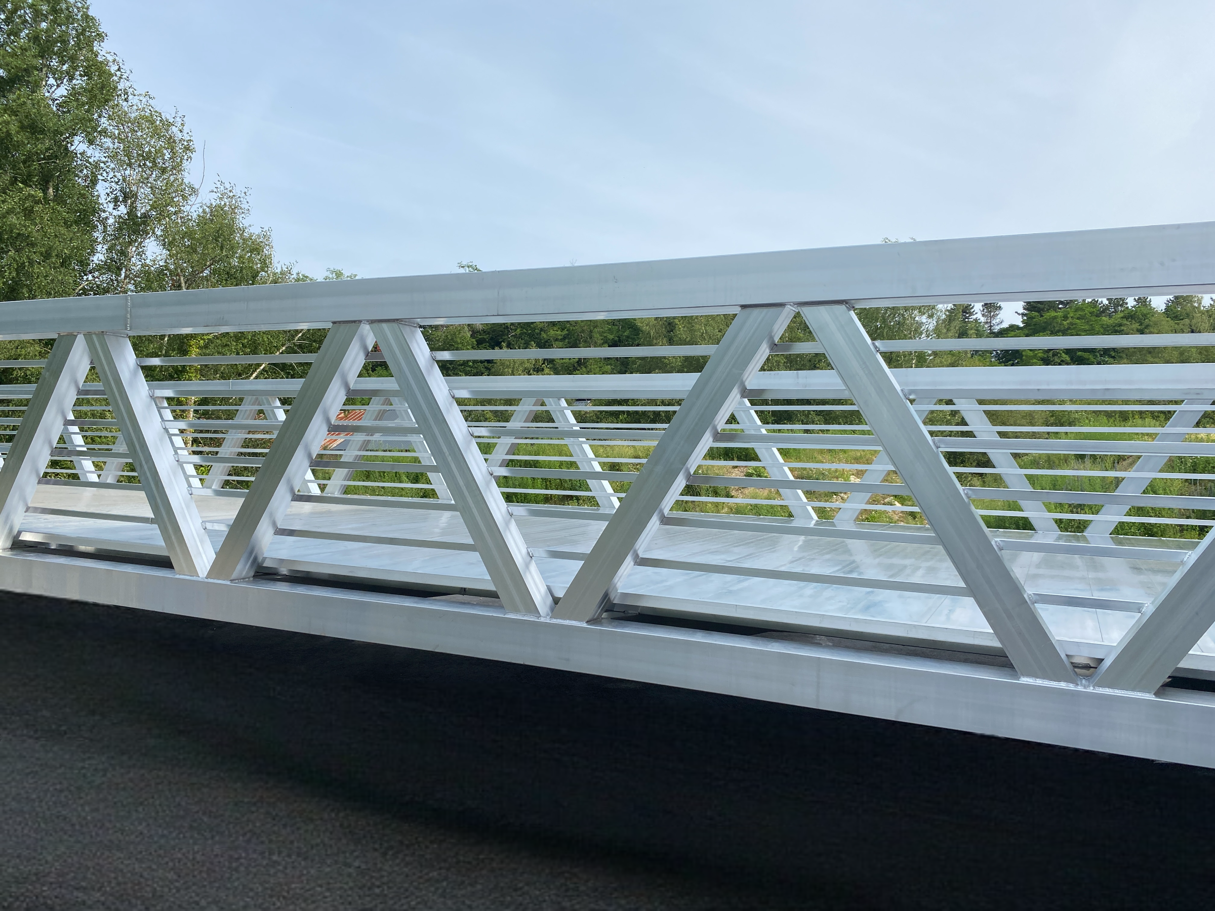 Garde-corps avec remplissage par barreaudage horizontal
