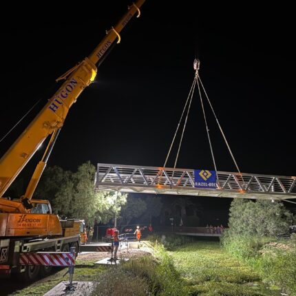 Grutage de la passerelle