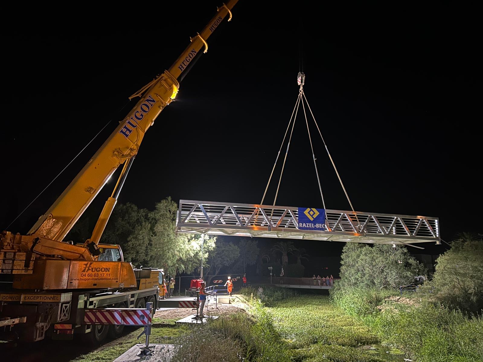 Grutage de la passerelle